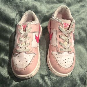 Girls triple pink dunks 9c gently used